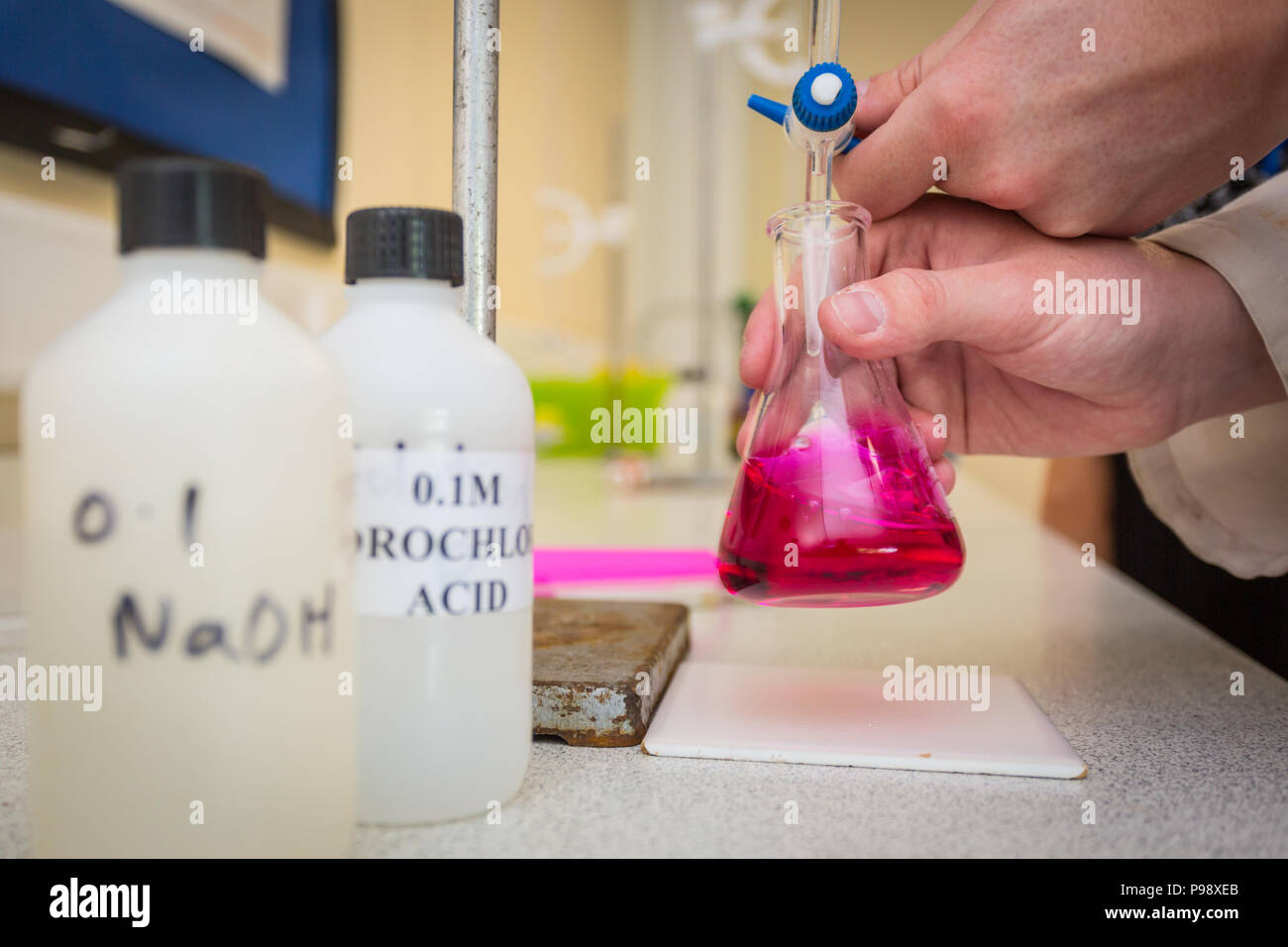 Scuola lezione di scienze nel Regno Unito che mostra un esperimento di chimica Foto Stock