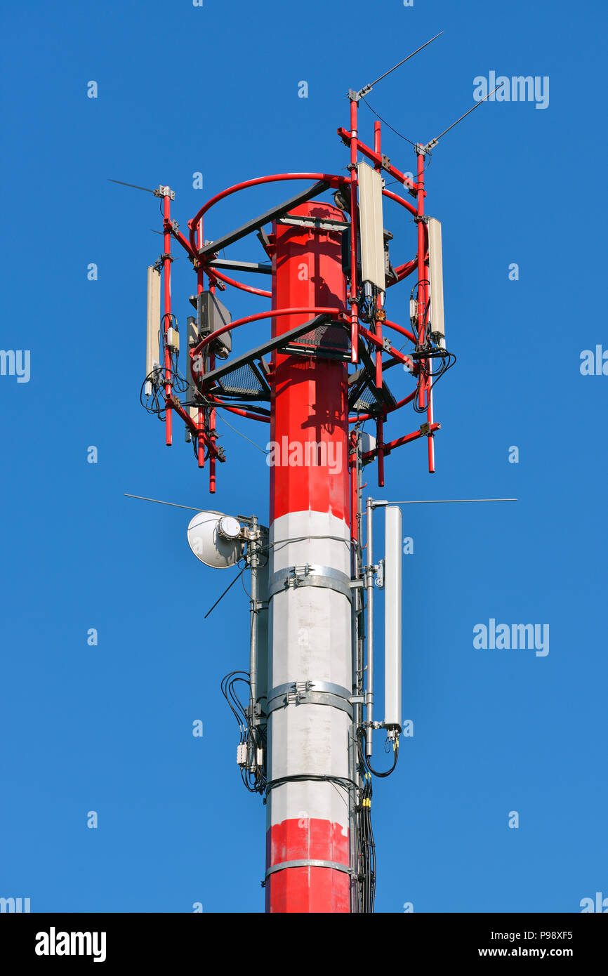 Telefono cellulare montante, la torre delle comunicazioni Foto Stock