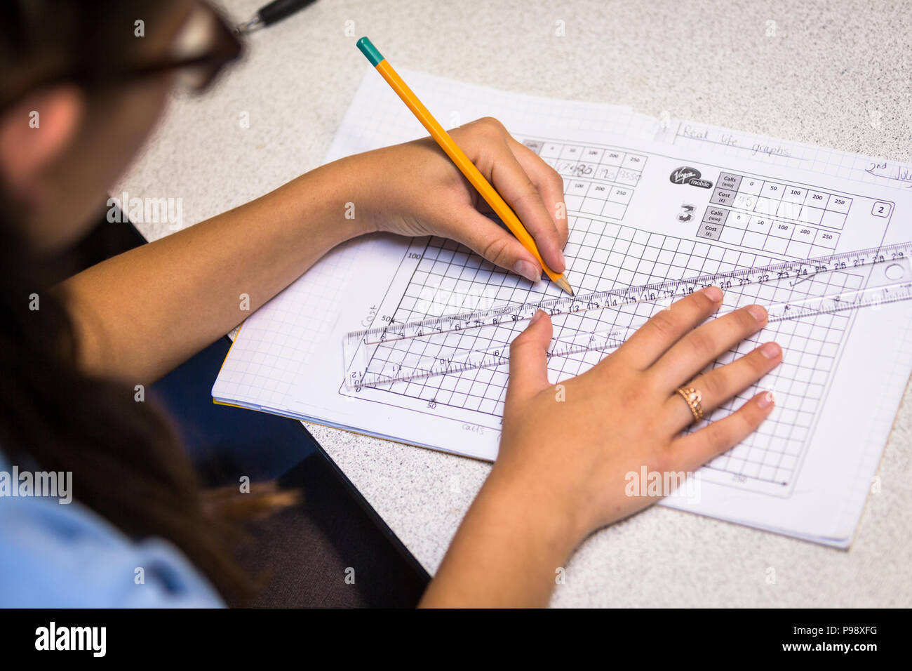 Età secondaria pupillo di disegno di un grafico in una lezione di matematica a scuola REGNO UNITO Foto Stock