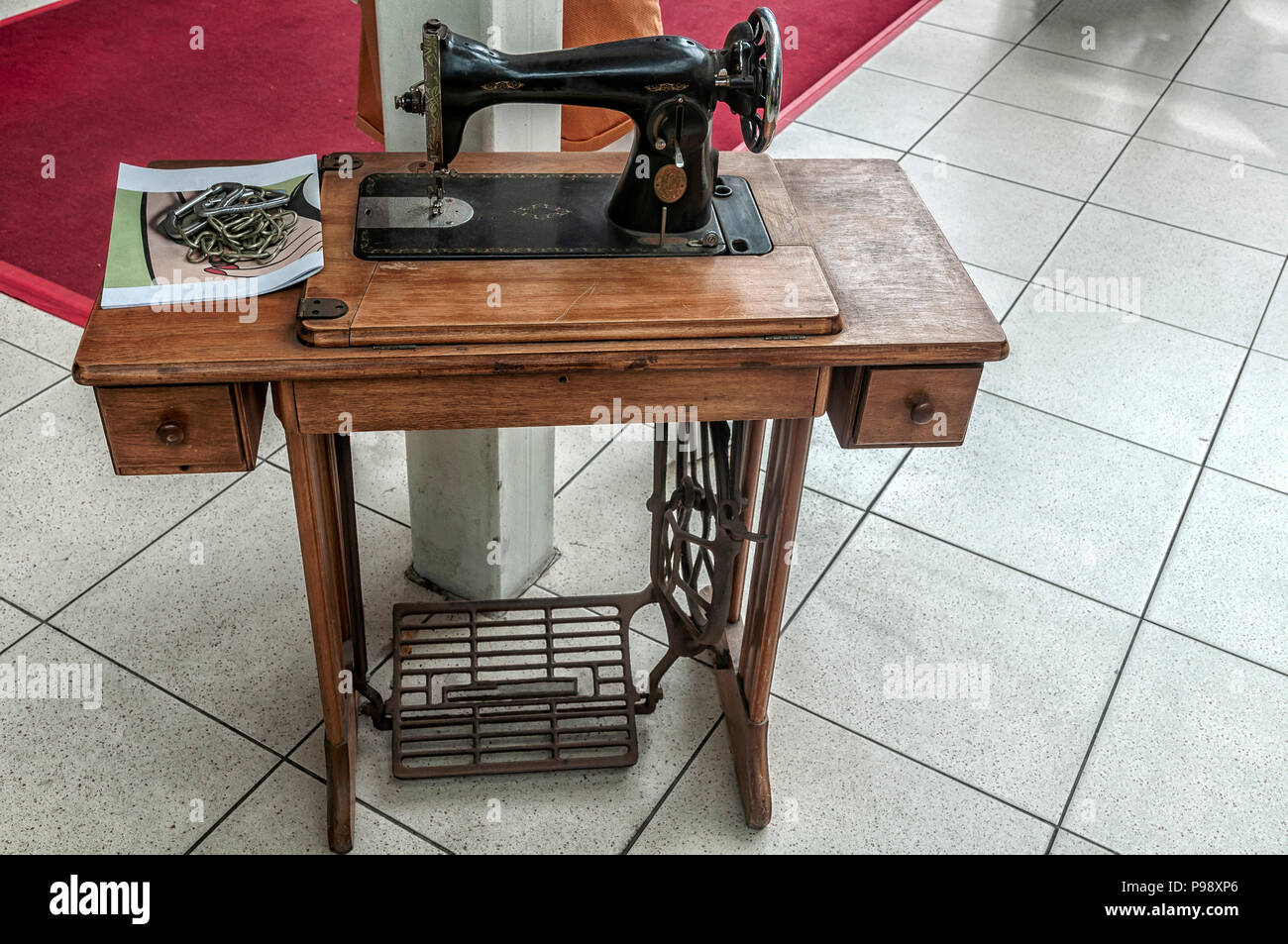 Cantante vecchia macchina da cucire con la tabella associata e cacciatore di animali da pelliccia Foto Stock