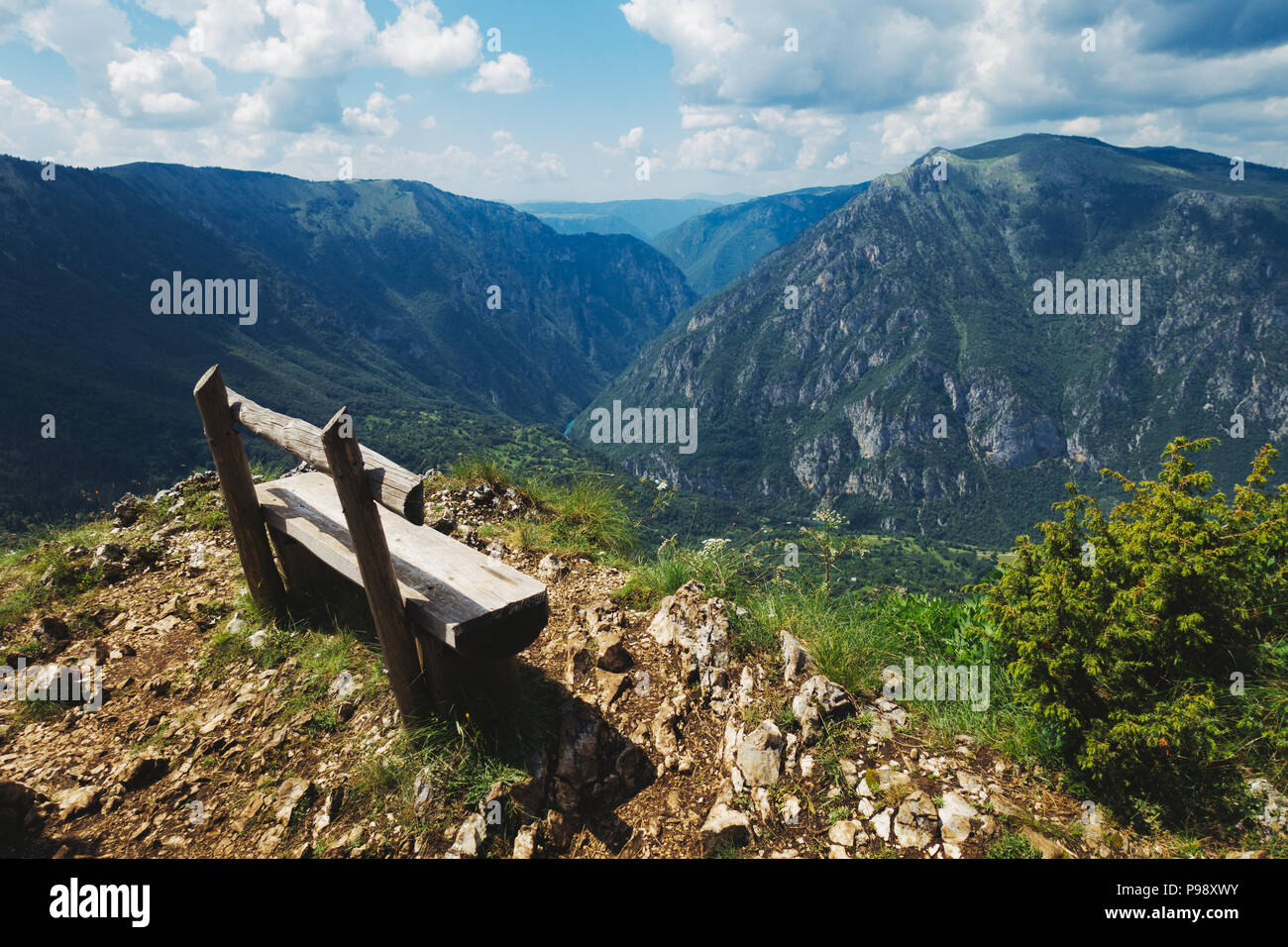 Una sede con una vista da Ćurevac sentiero di montagna che si affaccia sul fiume Tara canyon, il Parco Nazionale del Durmitor, Montenegro Foto Stock