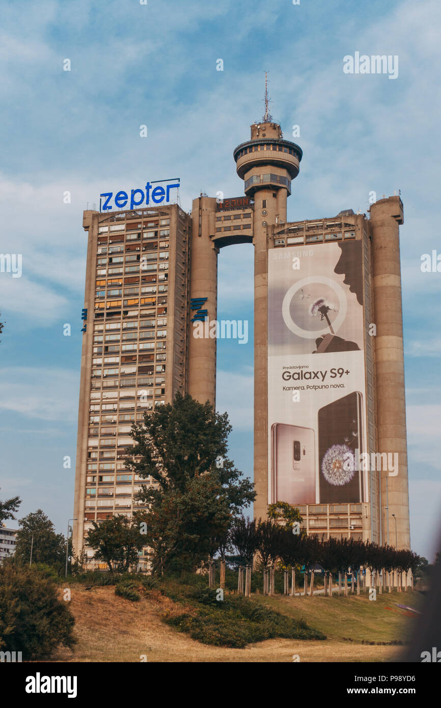 Western City Gate / Genex Tower, uno dei più noti esempi di 1960s / 70s brutalist architecture di Belgrado, Serbia Foto Stock