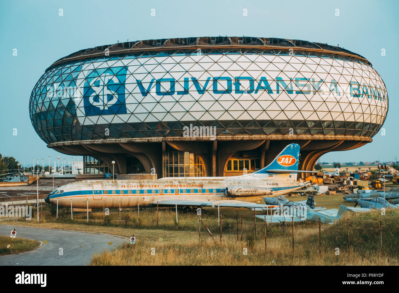 Trascurate-iugoslava era aeromobile sul display in estate il sole al di fuori del Museo Aeronautica Belgrado, Serbia Foto Stock