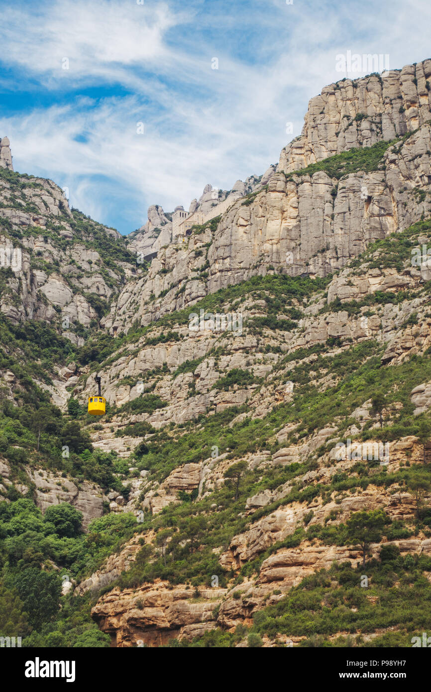 La cabina di colore giallo su aeri de Montserrat, una funivia che porta i visitatori fino al Santa Maria monastero, in Catalogna Foto Stock