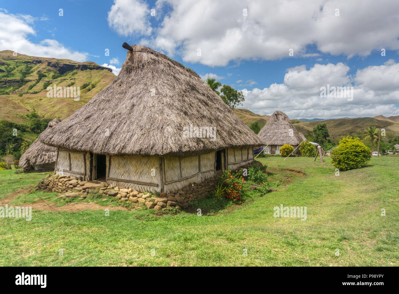 Navala, uno dei pochi ultimi villaggi tradizionali nel Ba highlands del nord-centro di Viti Levu, Fiji. Ci è oltre 200 case in paglia nel villaggio Foto Stock
