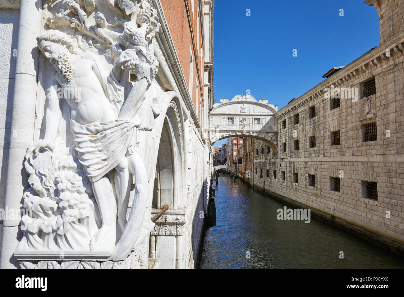 Ponte dei Sospiri e la scultura a Venezia, cielo blu in una giornata di sole in Italia, nessuno Foto Stock