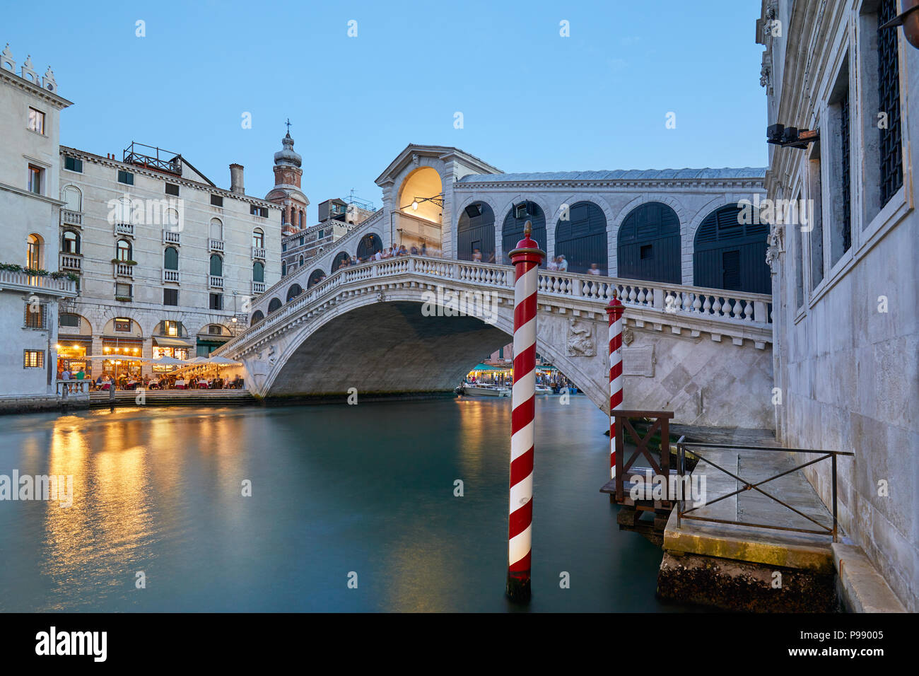 Il Canal Grande e il ponte di Rialto con le persone, serata a Venezia, Italia Foto Stock