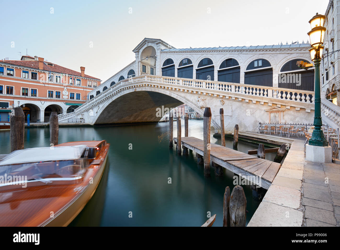 Il Canal Grande e il ponte di Rialto in la mattina presto, nessuno a Venezia, Italia Foto Stock