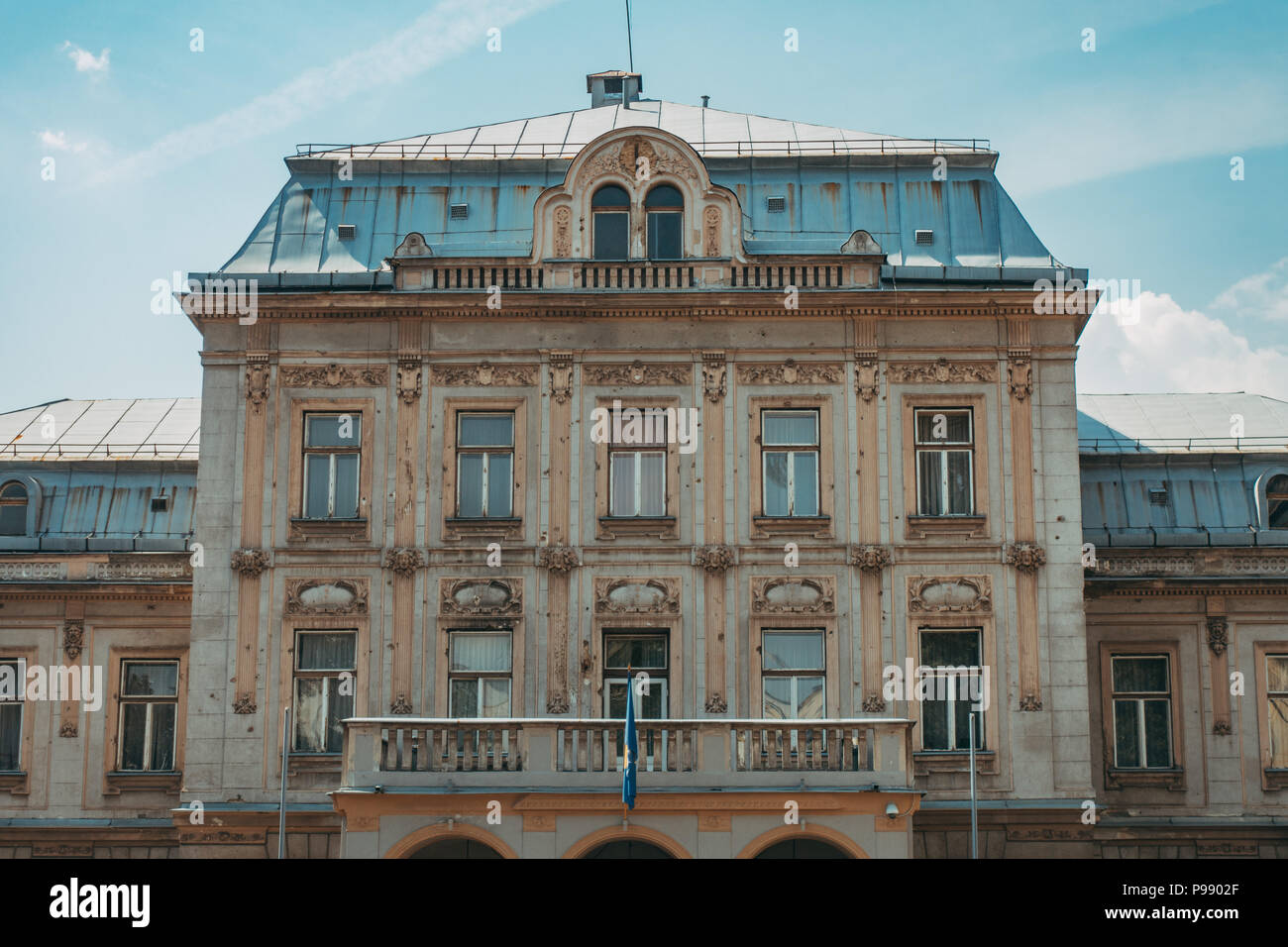 Il pockmarked, shrapnel-danneggiato facciata di un edificio a Sarajevo, Bosnia ed Erzegovina, come risultato dell'Assedio Foto Stock