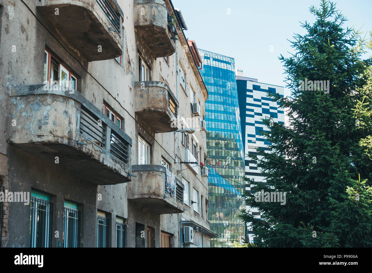 Fori da shell shrapnel ancora segna le pareti di molti edifici e abitazioni a Sarajevo, Bosnia ed Erzegovina, decenni dopo l'assedio terminato Foto Stock