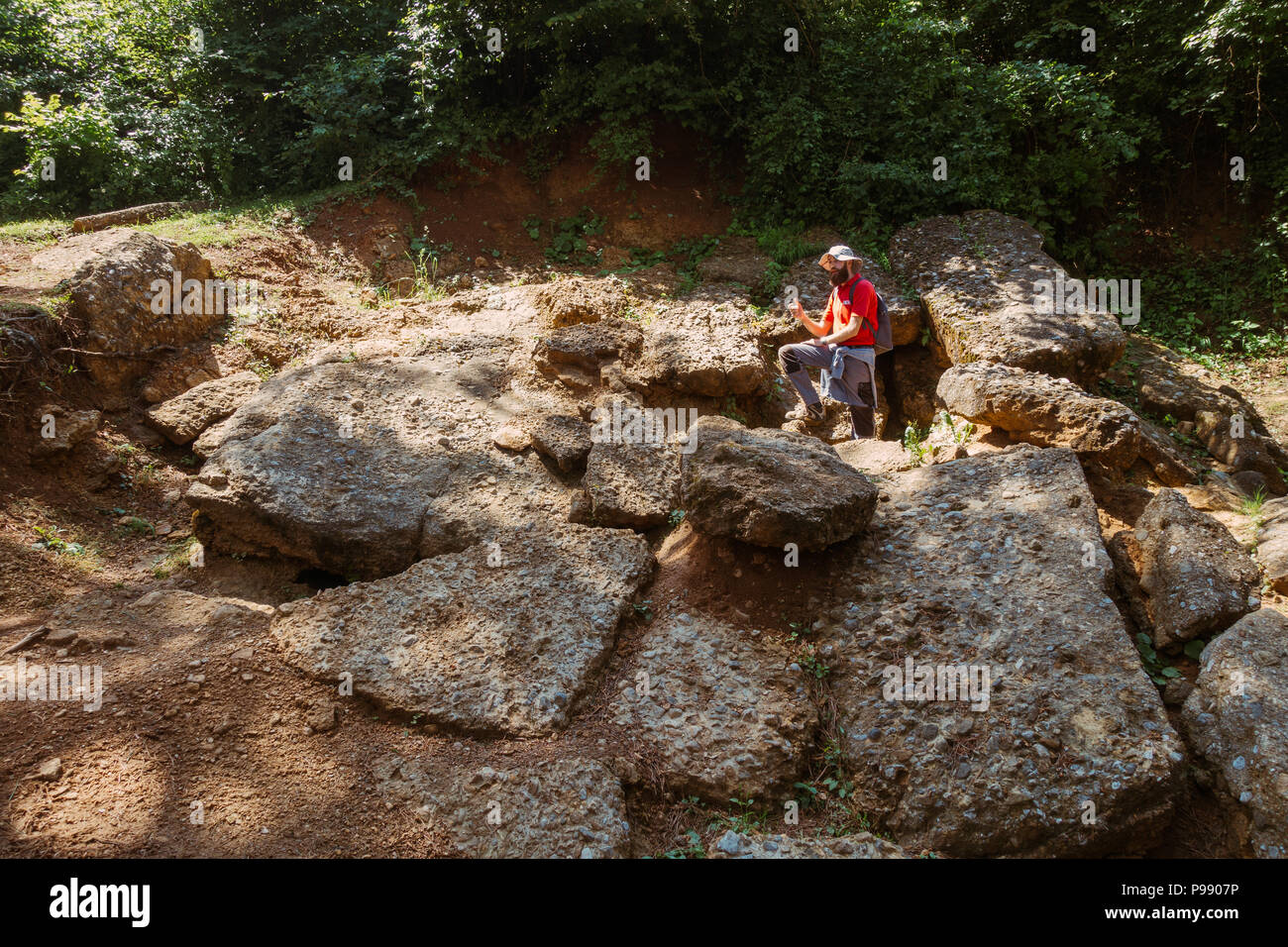 Un tour guida affronta i turisti in un tour di gruppo della piramide bosniaca del Sole, ampiamente considerato come una beffa, in Bosnia ed Erzegovina Foto Stock