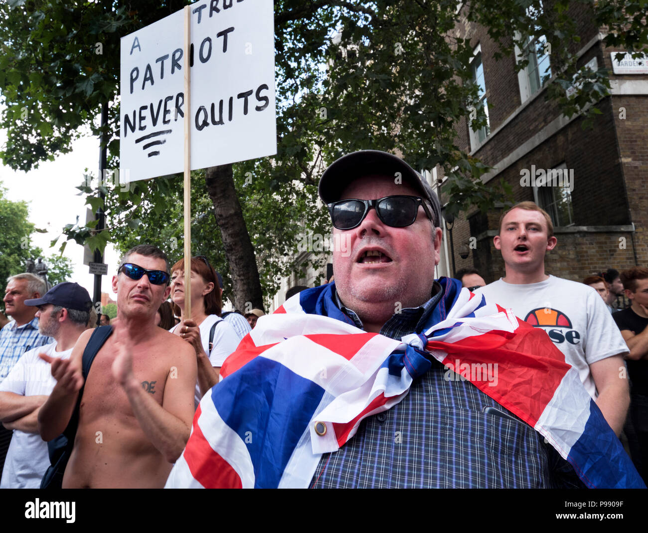 Estrema destra "Calcio Lads Alliance' Pro-Trump e libera Tommy Robinson ha tenuto una manifestazione di protesta con migliaia di sostenitori nel centro di Londra 14 Luglio 2018 Foto Stock