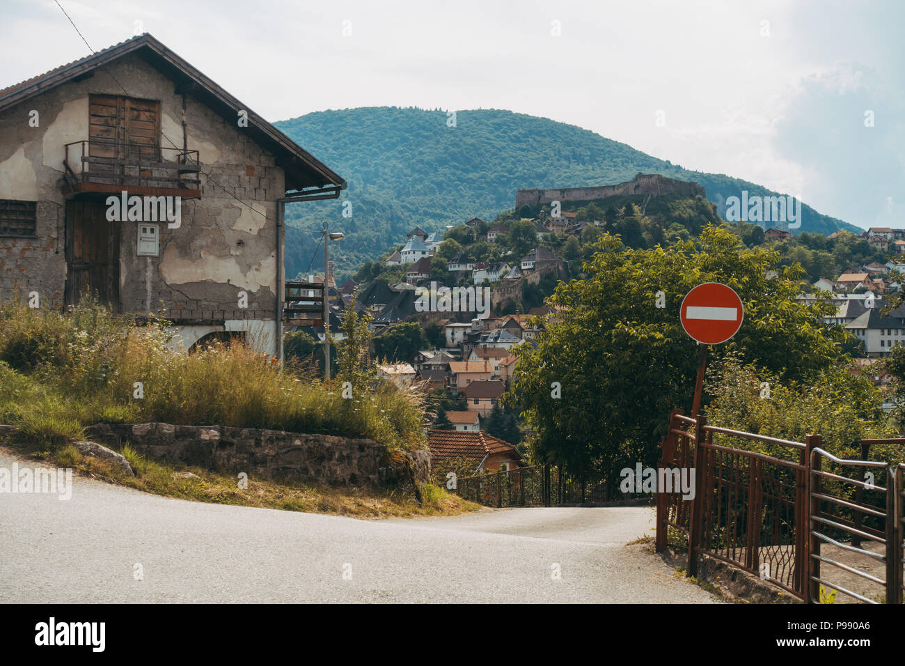 Un piccolo e pittoresco casa di campagna nella piccola città di Jajce, in Bosnia ed Erzegovina. Il forte può essere visto sulla collina dietro Foto Stock