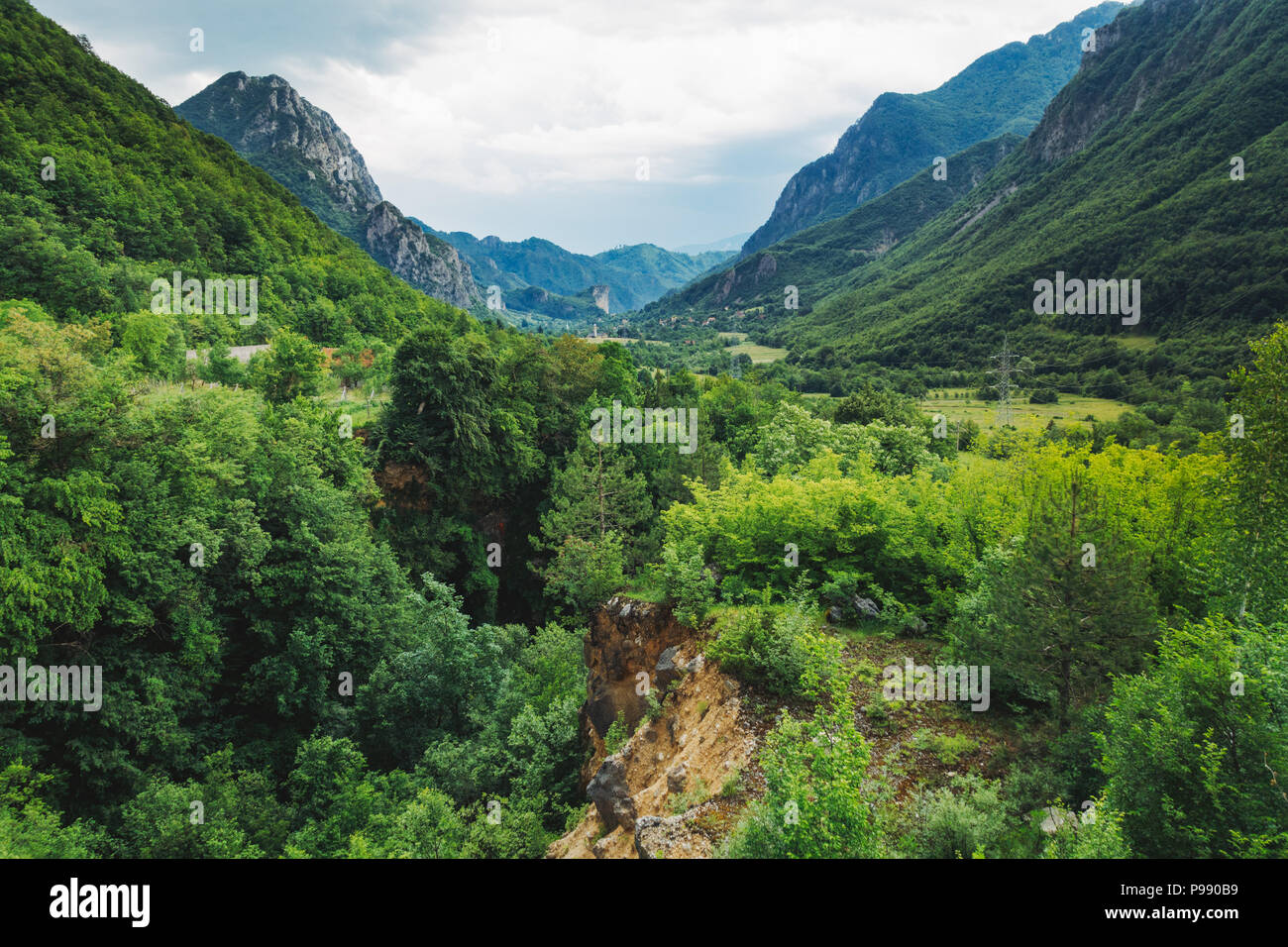 Guardando fuori attraverso una lussureggiante valle verde in Jablanica, Bosnia Erzegovina Foto Stock