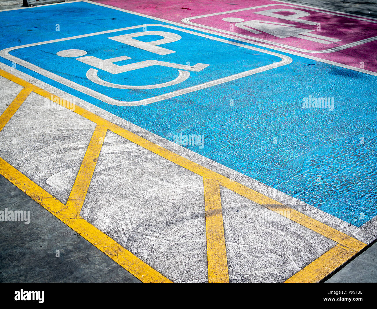 Handicap disabili parcheggi riservati ai disabili, bianco handicappati icona sullo sfondo blu e lady comodo parcheggio area in rosa backgrou Foto Stock