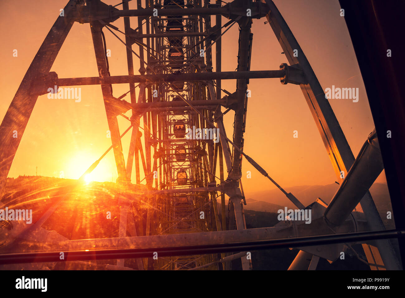 Ruota panoramica Ferris al tramonto nella città di Tbilisi, Georgia. Vista dalla ruota panoramica Ferris Foto Stock