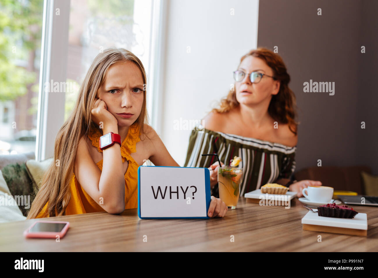 Adolescente dai lunghi capelli avente cattivo comportamento Foto Stock