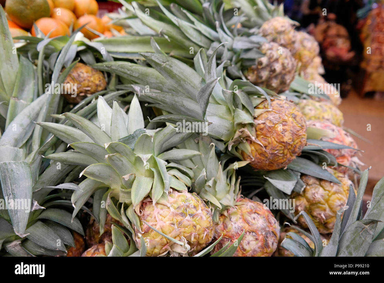 Ananas sul supporto del mercato Foto Stock