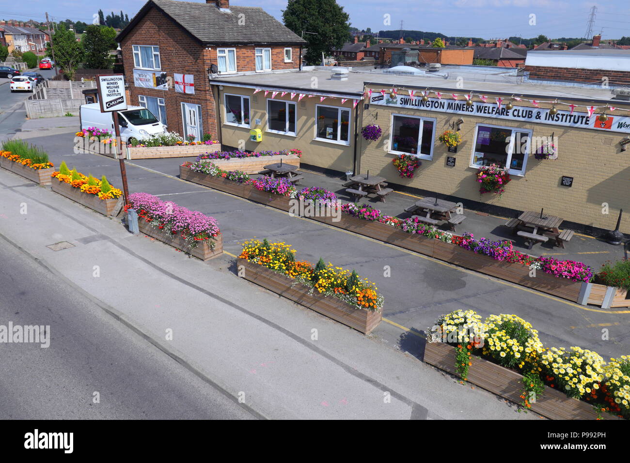 Il splendidamente decorate esterno di Swillington minatori Welfare Club a Leeds Foto Stock