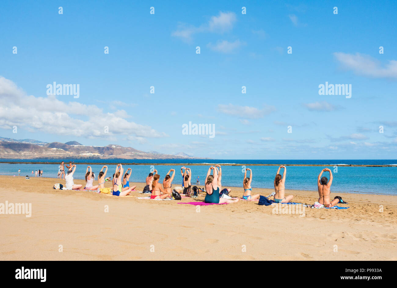 Sabato mattina spiaggia Yoga classe su Playa de Las Canteras a Las Palmas di Gran Canaria,Isole Canarie Spagna Foto Stock Sabato mattina spiaggia Yoga classe su Playa de Las Canteras a Las Palmas di Gran Canaria,Isole Canarie Spagna Foto Stock