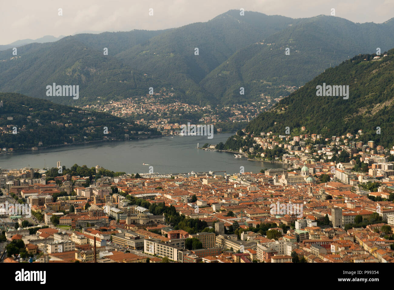 L'Italia,Lombardia,Como,Città e lago di Como visto dalla cima del Castello Baradello torre Foto Stock