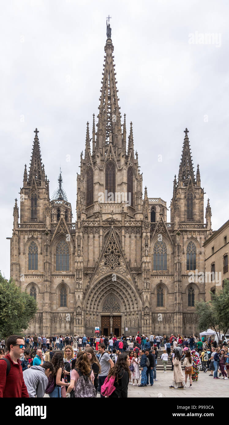 Persone assiepati attorno al portale principale della cattedrale di Barcellona, o la Cattedrale di Santa Croce e di Santa Eulalia in Foto Stock