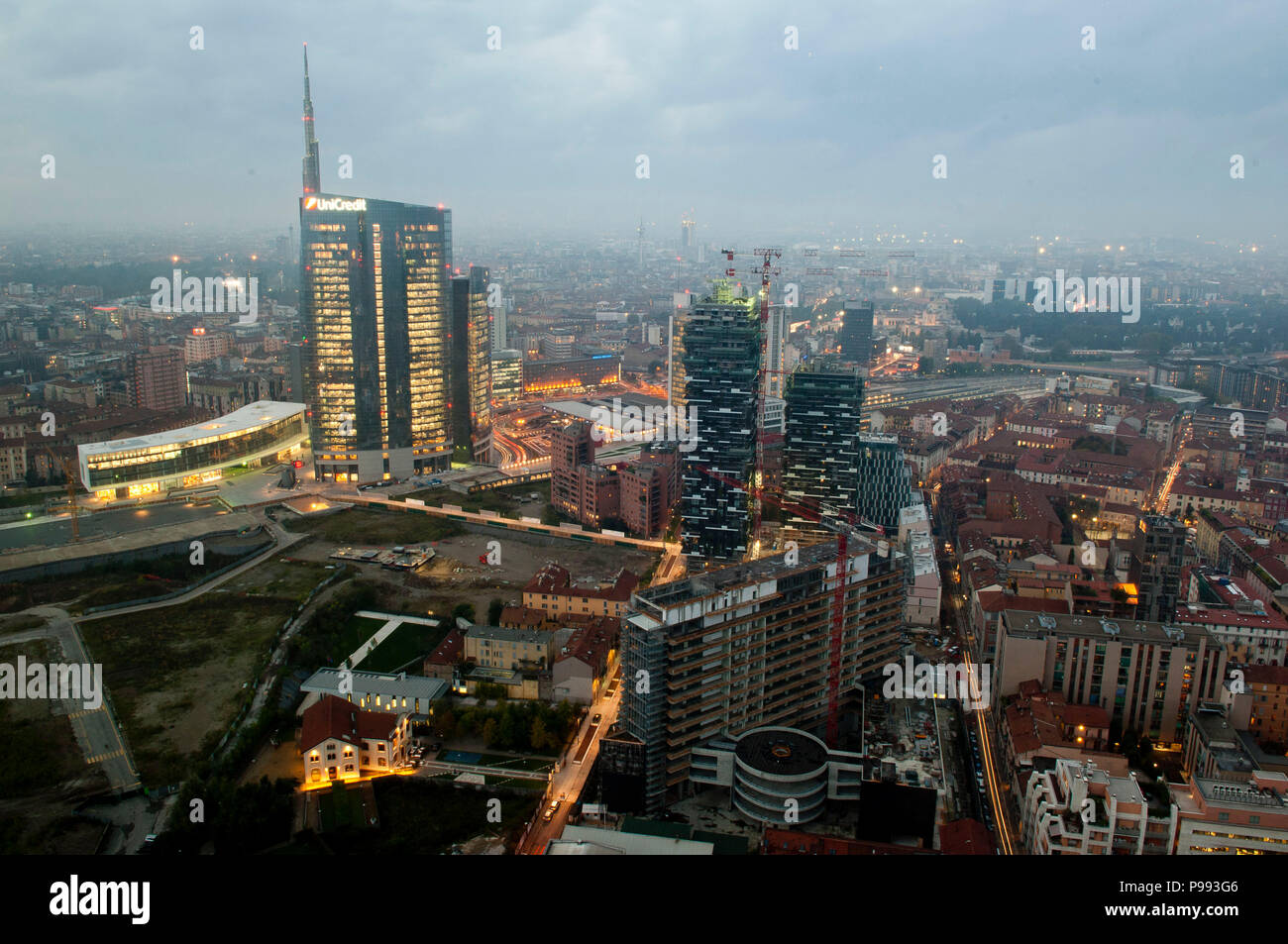 L'Italia,Lombardia,Milano,Vista della città di Milano in serata dal Belvedere (trentanovesimo piano di Palazzo Lombardia. Foto Stock