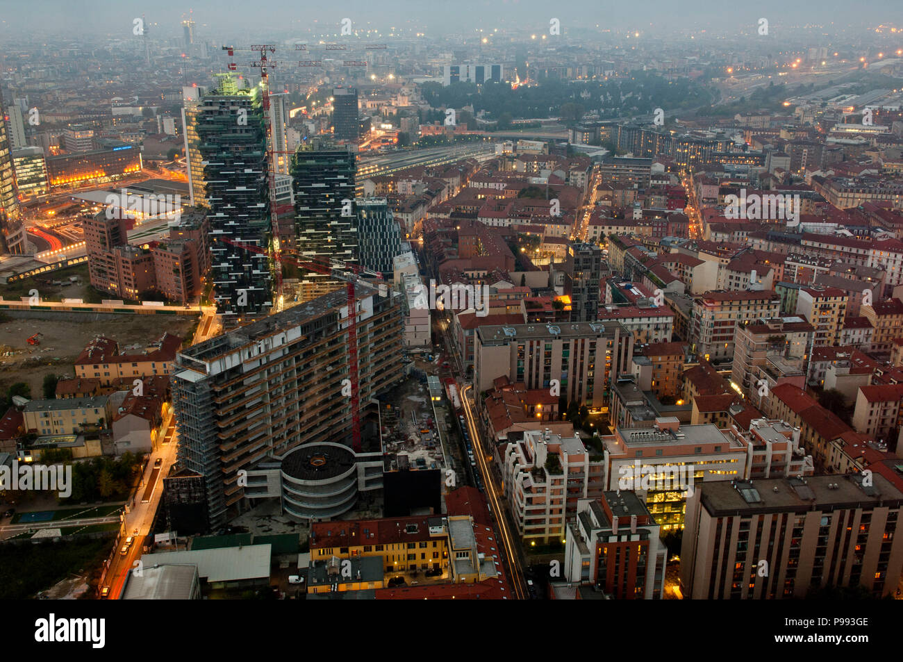 L'Italia,Lombardia,Milano,Vista della città di Milano in serata dal Belvedere (trentanovesimo piano di Palazzo Lombardia. Foto Stock