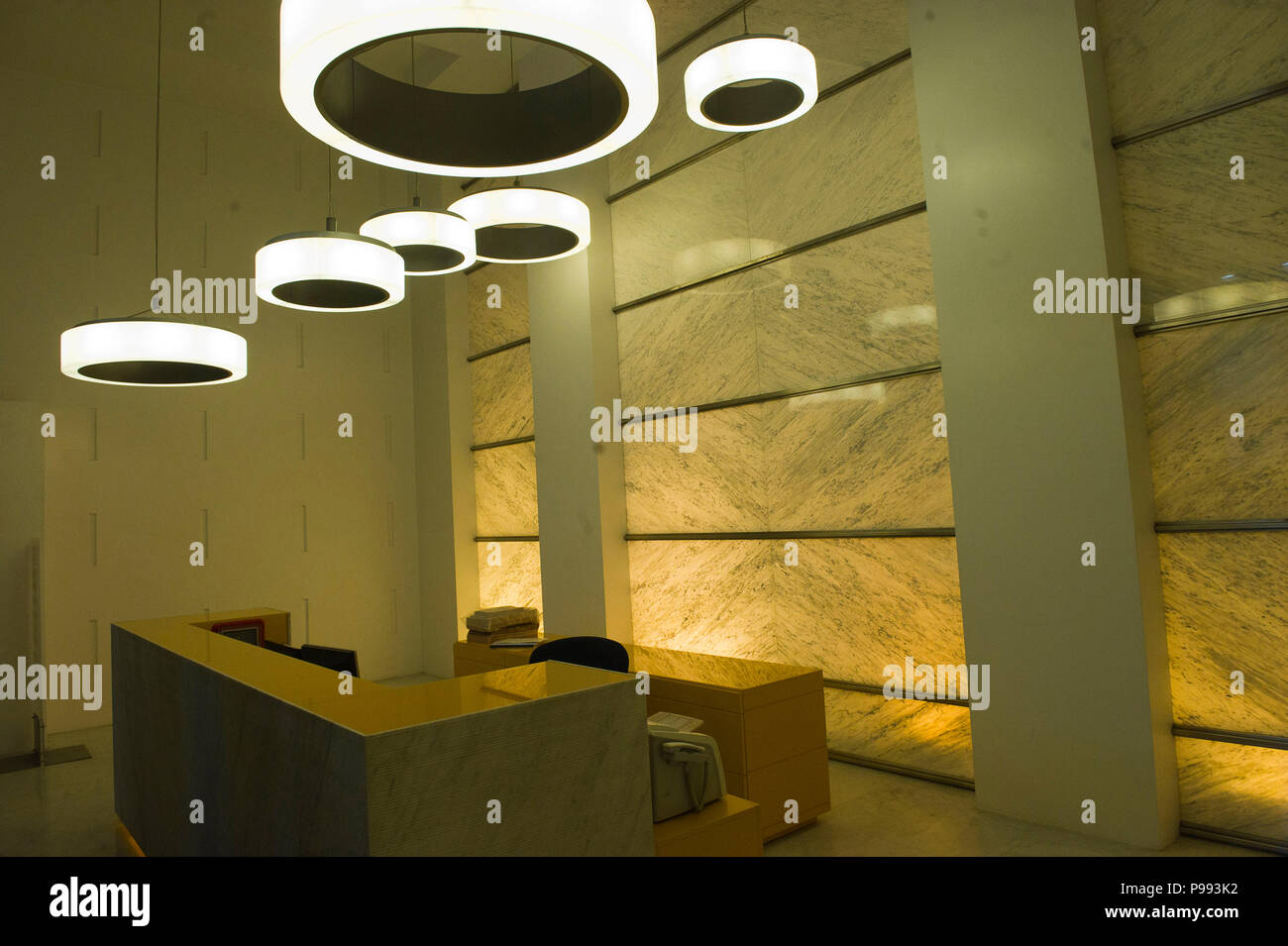 L'Italia,Lombardia,Milano,'Palazzo informazioni' progettato dall'arch Giovanni Muzio. L'ingresso centrale è impreziosita dal sovrastante balcone di porfido e il grande bassorilievo,entrambe le opere di Mario Sironi autore anche del grande mosaico intitolato " Il lavoro fascista' (1936-1937) oggi all' interno dell' edificio con il titolo modificato in 'Corporate Italia" Foto Stock