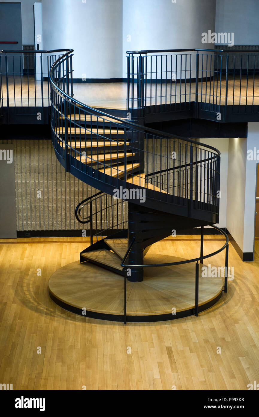 L'Italia,Lombardia,Milano,'Palazzo informazioni' progettato dall'arch Giovanni Muzio. L'ingresso centrale è impreziosita dal sovrastante balcone di porfido e il grande bassorilievo,entrambe le opere di Mario Sironi autore anche del grande mosaico intitolato " Il lavoro fascista' (1936-1937) oggi all' interno dell' edificio con il titolo modificato in 'Corporate Italia" Foto Stock