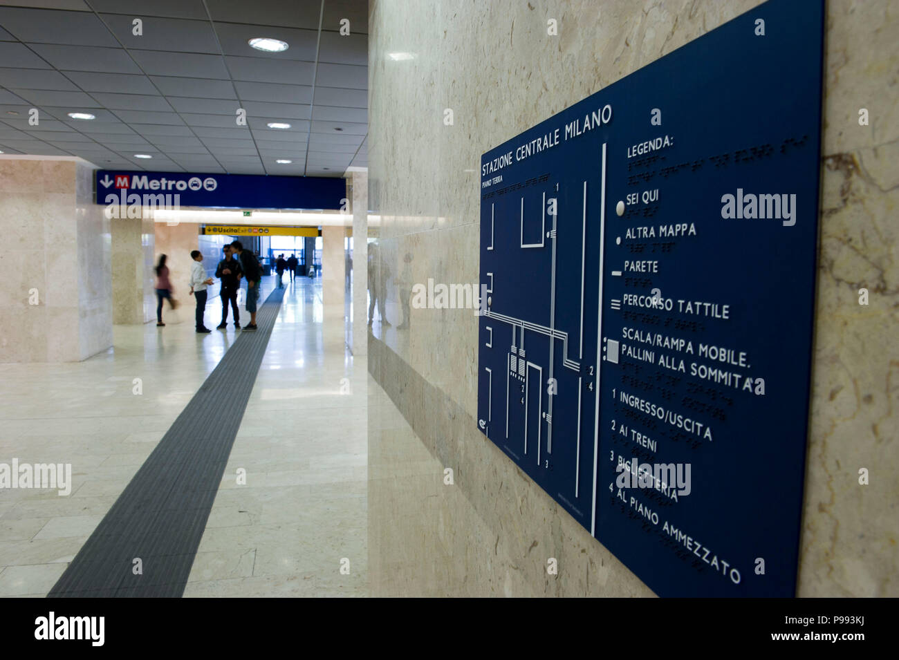 L'Italia,Lombardia,Milano, Stazione Centrale,persone in movimento. Il piano di stazione per le persone non vedenti Foto Stock