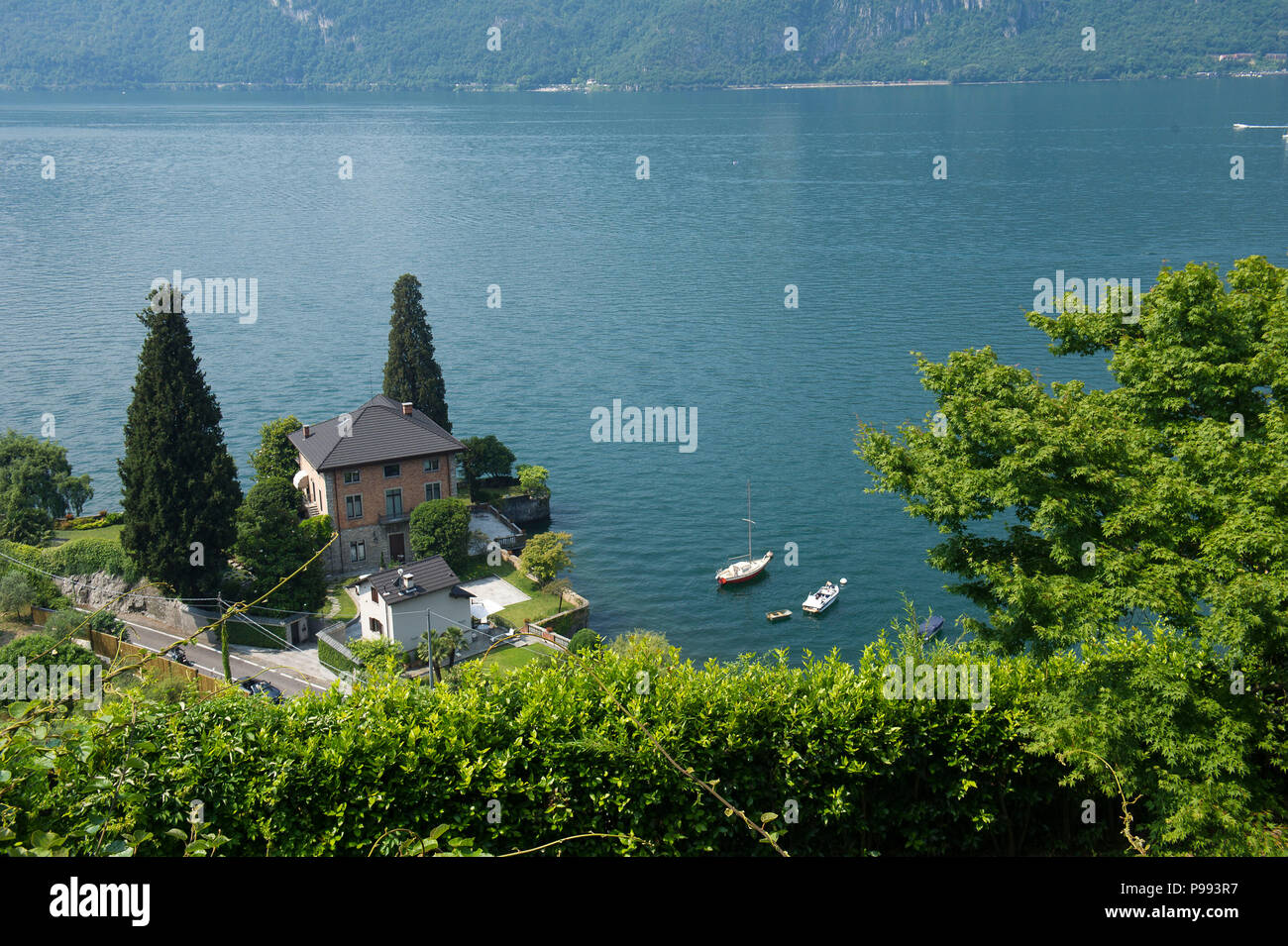 L'Italia,Lombardia,Abbadia Lariana,vista del lago di Como dalla chiesa di S. Giorgio di Crebbio. Foto Stock