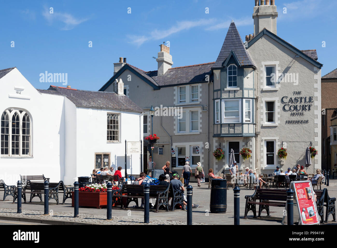 Persone di bere al di fuori del castello Court Hotel, Beaumaris, Anglesey, Galles Foto Stock
