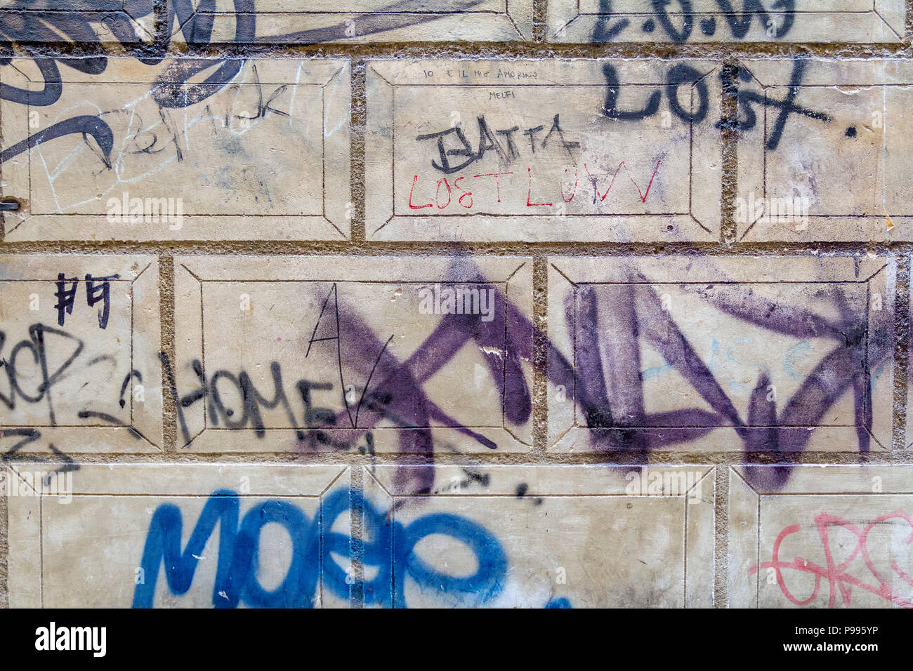 Dettaglio della parete con dipinto graffiti su di esso si vede a Praga, Repubblica Ceca Foto Stock