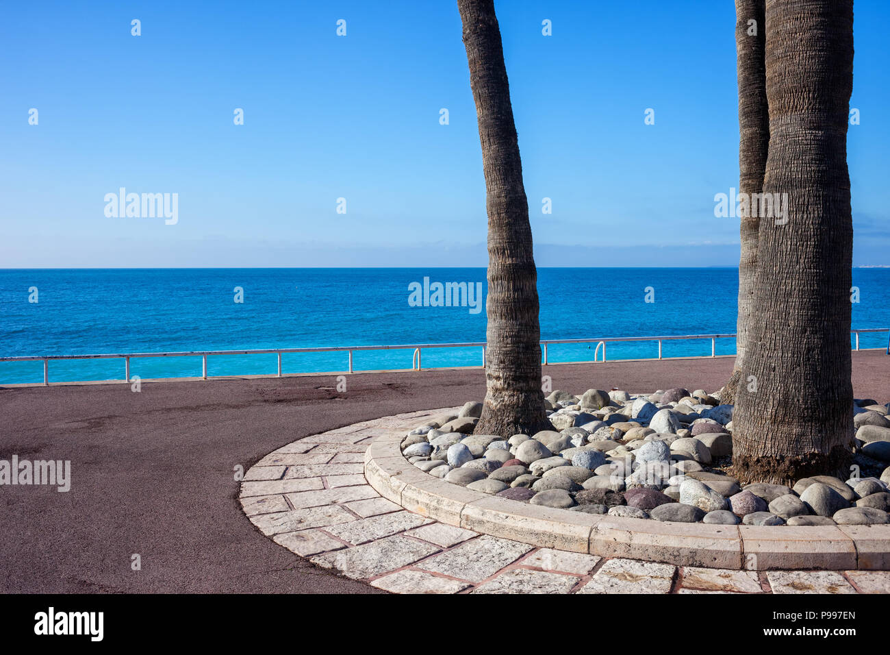 Promenade des Anglais con palme al Mare Mediterraneo sulla Costa Azzurra nella città di Nizza, Francia, vacanze estive scenario. Foto Stock