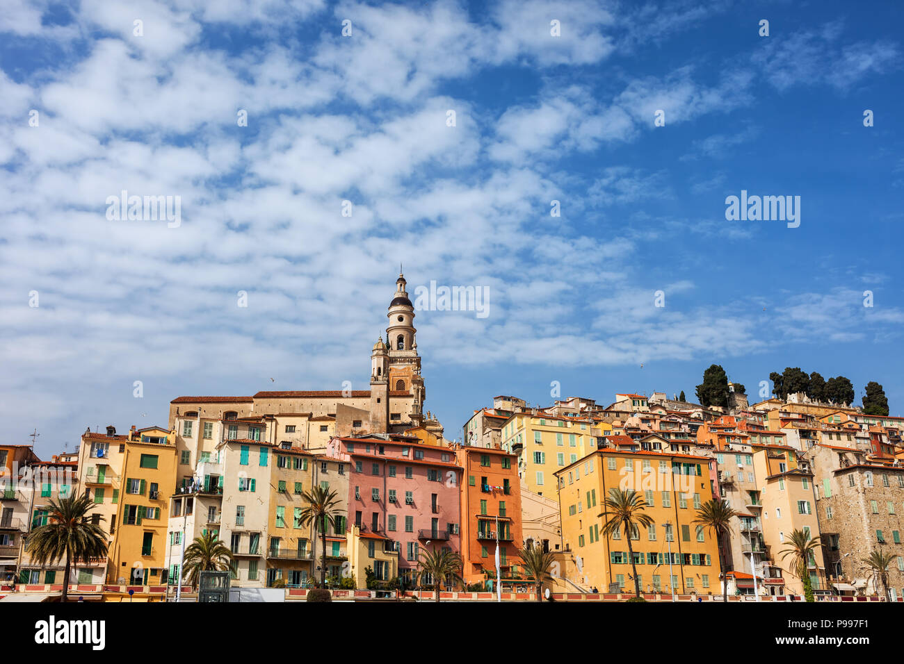 Città vecchia di Mentone skyline sulla costa mediterranea, Costa Azzurra, Francia Foto Stock