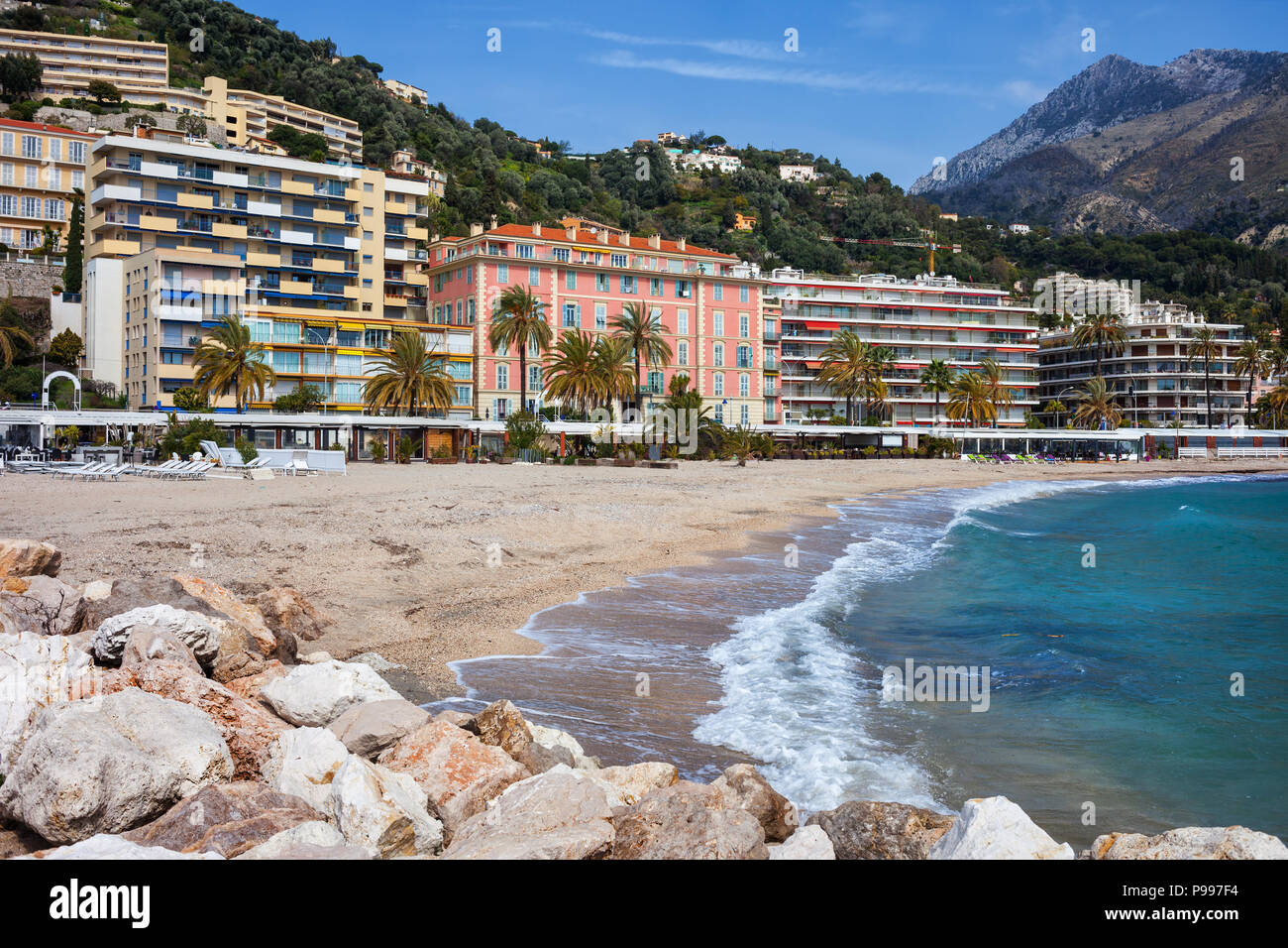 Costa Azzurra spiaggia di Mentone, località turistica in Francia al Mare Mediterraneo, Costa Azzurra, Alpes Maritimes regione. Foto Stock