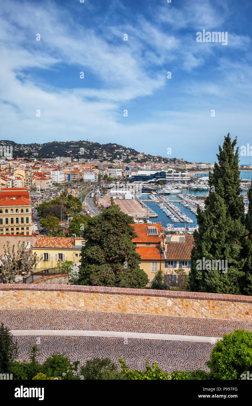 Città di Cannes in Francia, vista sulla strada per Le Vieux Port sulla Riviera francese dal Mare Mediterraneo Foto Stock