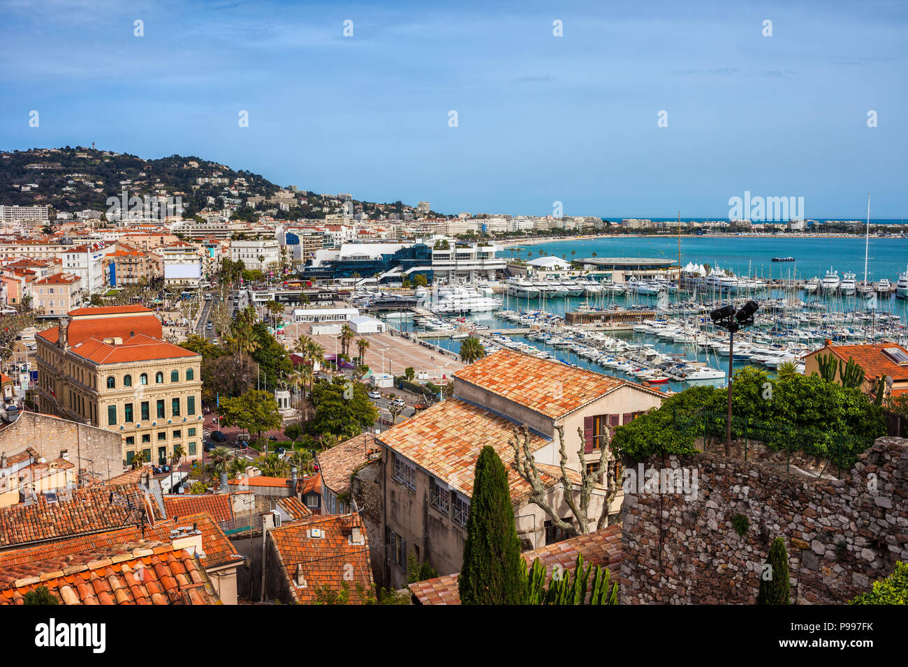 Città di Cannes in Francia per Le Vieux Port sulla Riviera francese dal Mare Mediterraneo Foto Stock