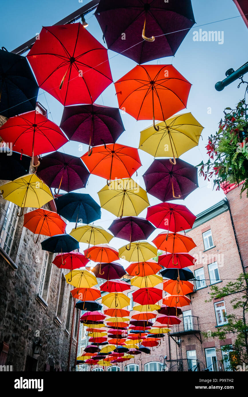 Ombrelloni colorati decorazione esterna inferiore della città di Quebec City in Canada Foto Stock