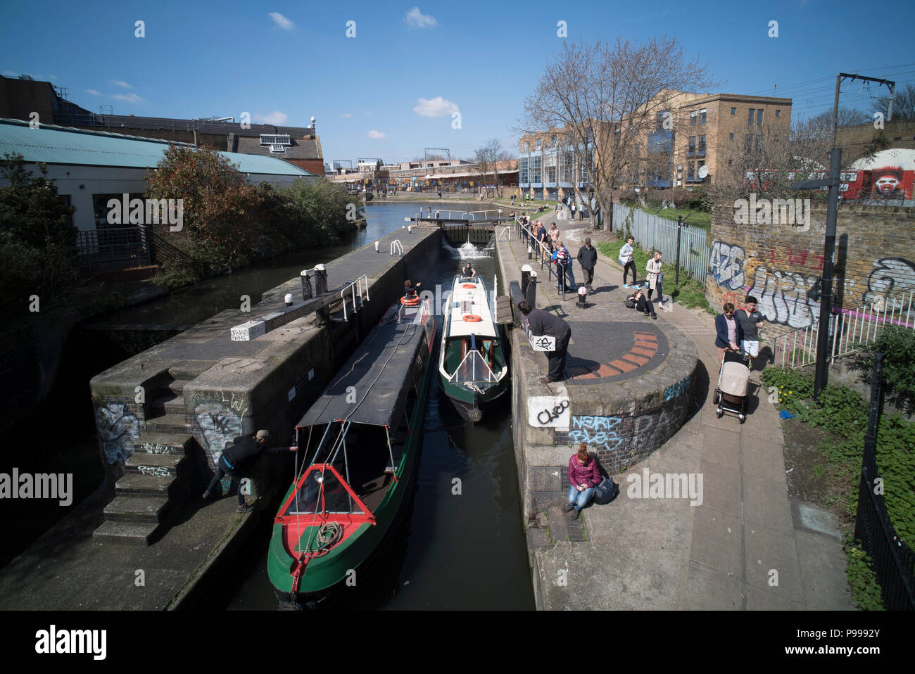 Aprile 2015: Kentish Town Lock sul Regents Canal, poco prima che costruzione comincia su Camden Lock Village di macis development group Foto Stock