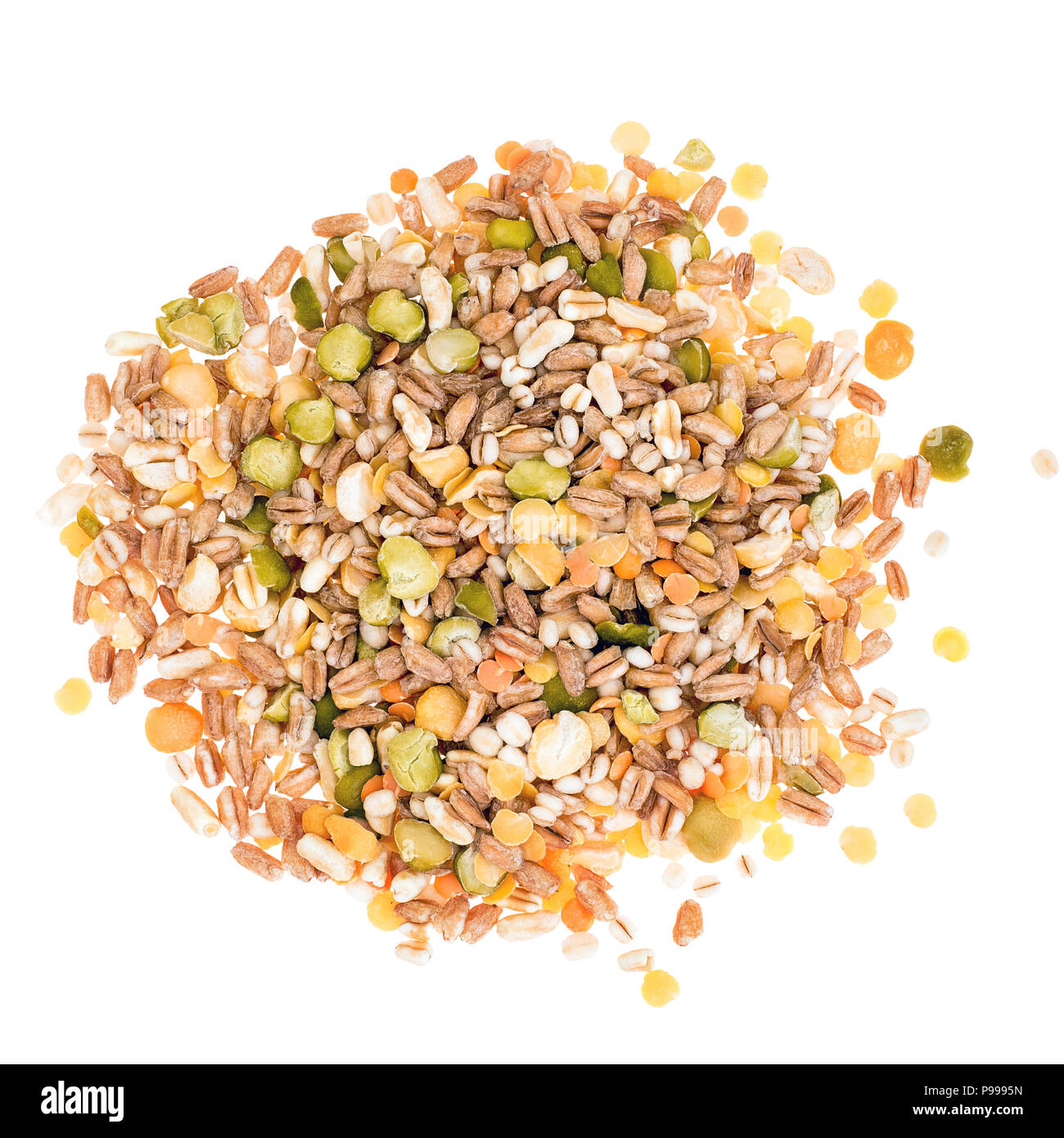 Un assortimento di cereali e legumi mix su sfondo bianco, heap, vista dall'alto. Inverno include alimentari Piselli spezzati, rosso e giallo di lenticchie, farro, kamut, il farro. Foto Stock