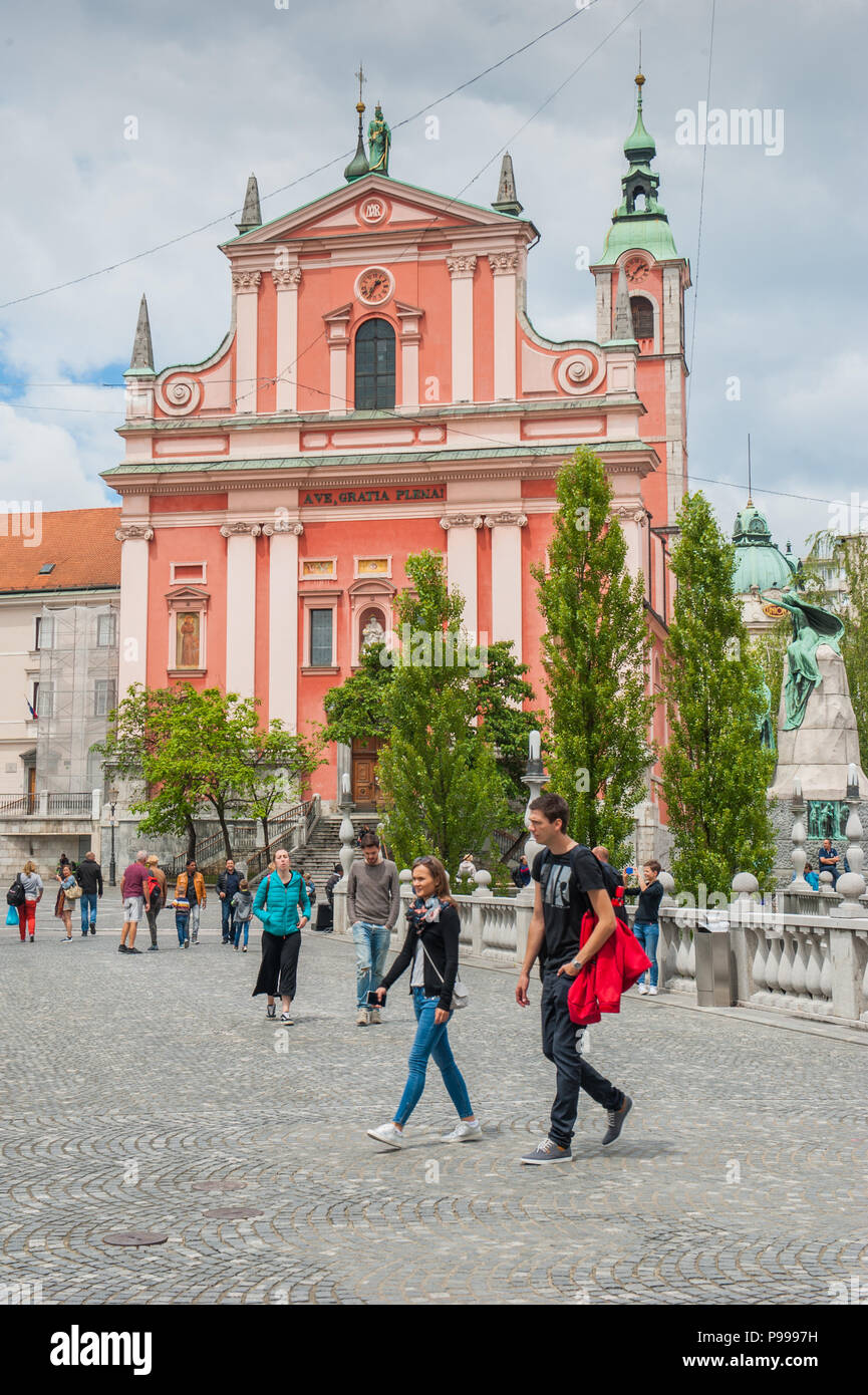 Una vista della chiesa francescana del Anunciation dal ponte triplo dal fiume Ljubljanica nella città di Lubiana, Slovenia. Foto Stock