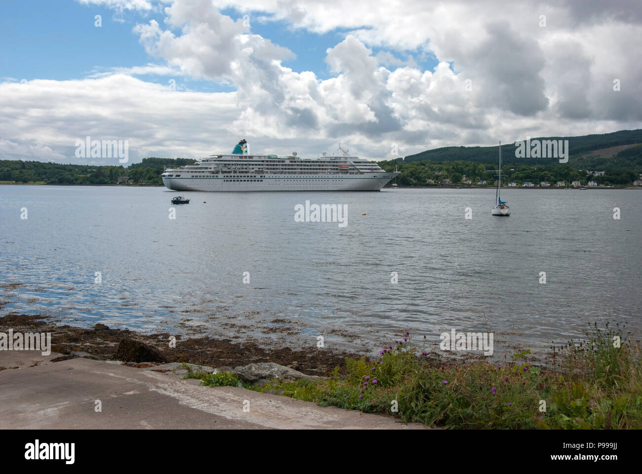 M.S. Amadea ormeggiata nel Santo Loch Dunoon Scozia U.K. dritta vista laterale di bianco 1991 Nassau registrato Phoenix Reissen azionato nave da crociera di linea Foto Stock