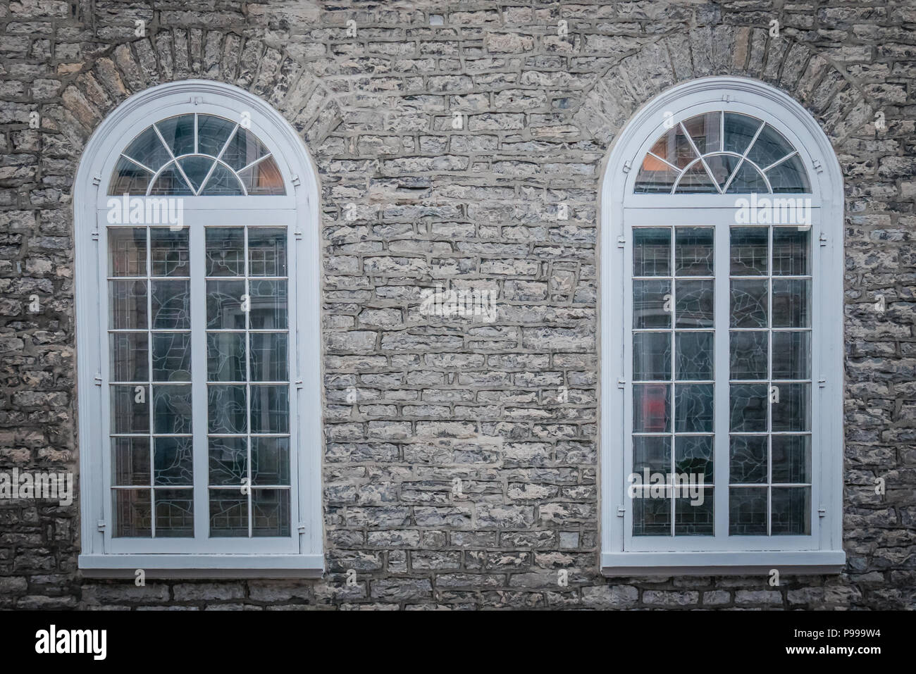 Brickwall e windows Foto Stock