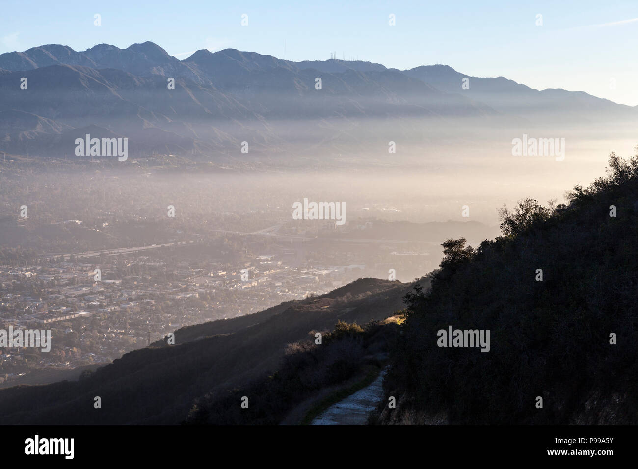 Foschia mattutina Verdugo mountain view di La Canada Flintridge e La Crescenta vicino a Glendale e Los Angeles, California. Foto Stock