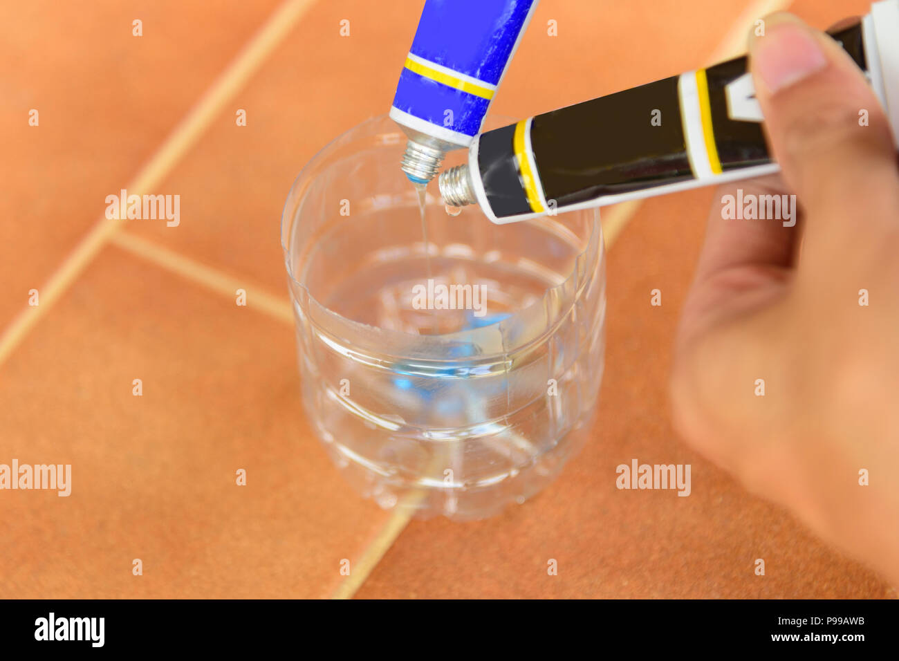 Miscelando la resina epossidica colla per incollare la parte in acciaio  Foto stock - Alamy