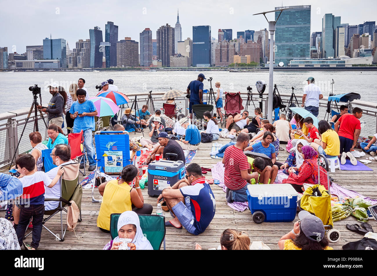 La città di New York, Stati Uniti d'America - 4 Luglio 2018: la gente in attesa di guardare il quarto di luglio il Giorno di Indipendenza di fuochi d'artificio a un lungo molo dell'isola. Foto Stock