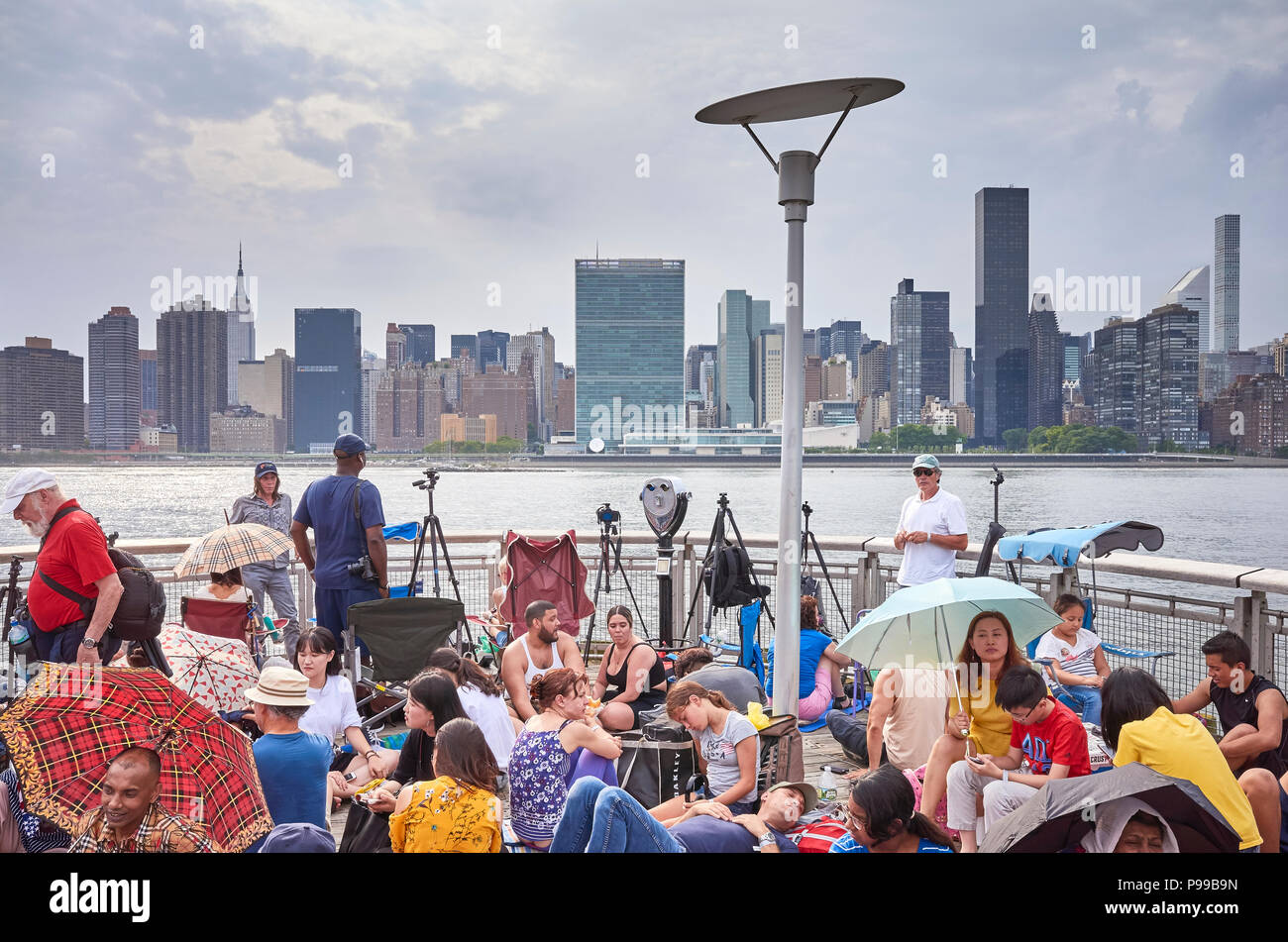 La città di New York, Stati Uniti d'America - 4 Luglio 2018: la gente in attesa di guardare il quarto di luglio il Giorno di Indipendenza di fuochi d'artificio a un lungo molo dell'isola. Foto Stock