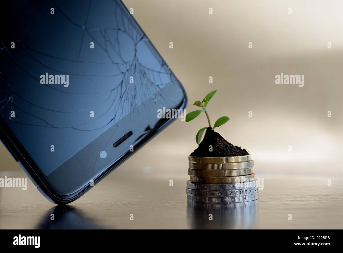 Telefono Rotto display e golden e silver monete in terreno con pianta giovane. Riparare telefoni concetto di business Foto Stock